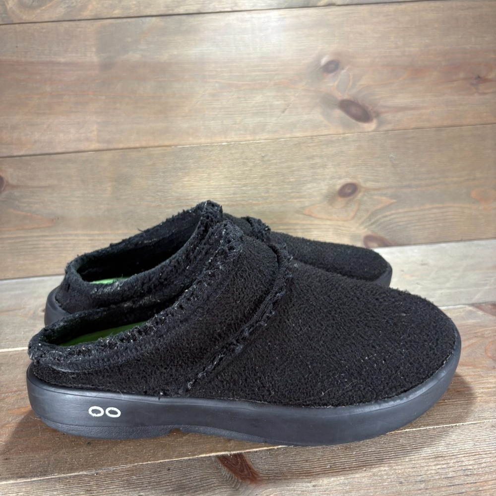 OOFOS OOcoozie Womens size 10 shoes Black Fuzzy Slip On Recovery clogs - Picture 2 of 9